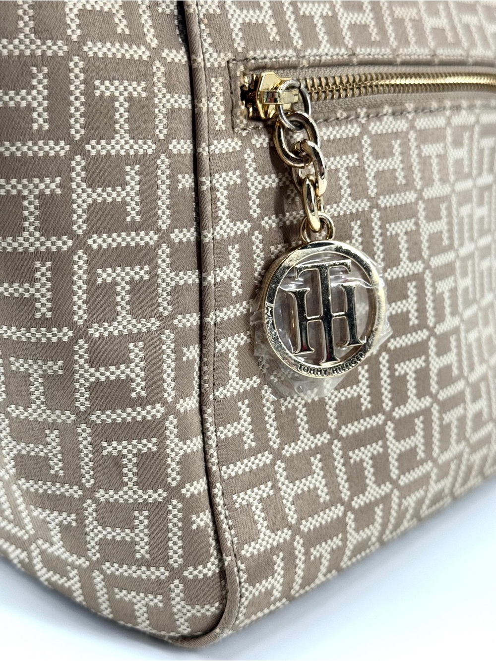 Tommy Hilfigure Monogram Coated Canvas Shoulder Bag - Picture 9 of 11
